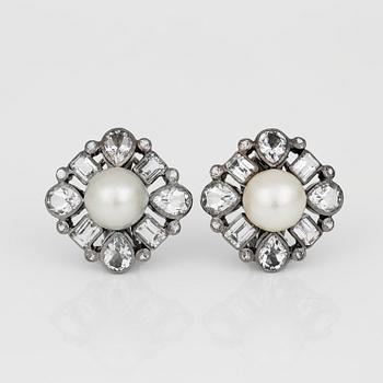 ÖRHÄNGEN, ett par, sterlingsilver med odlade south sea pärlor och vita topaser. Vikt ca 23,2 g.