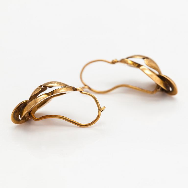 A pair of 18K gold earrings. Enoch Bäckström, Vaasa 1862.