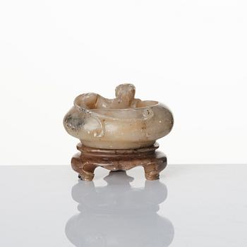 Penselbad soapstone, presentationsask för Hu Kaiwen med en målning signerad Lushu, sen Qingdynasti, 1900.