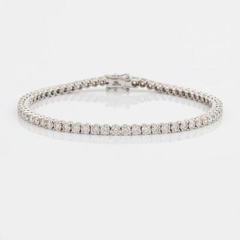 Brilliant cut diamond tennis bracelet.