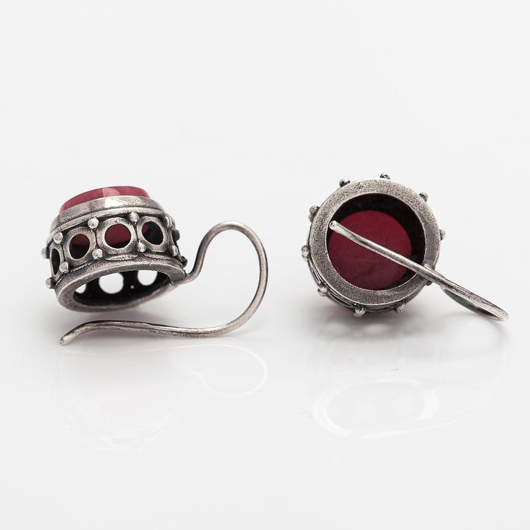 Kai Lindström, Brosch, ring och örhängen, silver, granit. Kalevala Koru, Helsingfors 1968.