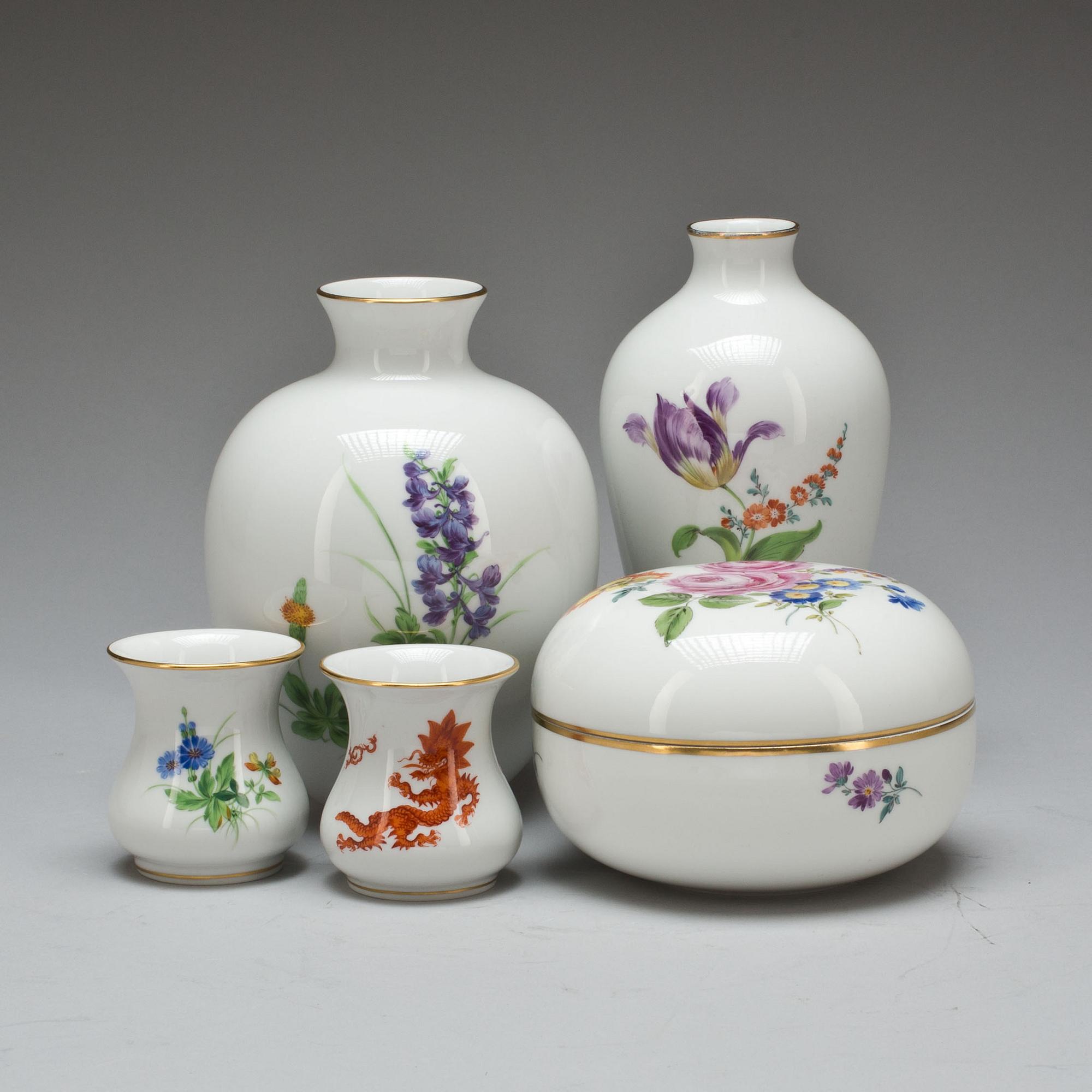 VASER, 4 st, + SKÅL MED LOCK, porslin, Meissen, 1900-talets andra hälft.
