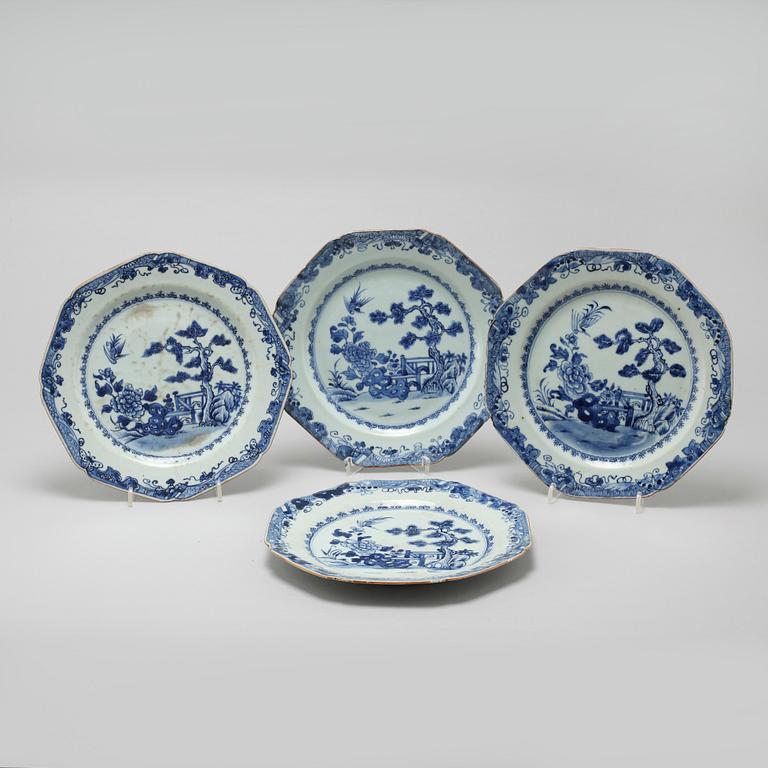 Seven Chinese dinner plates and two soup plates from the 18th century.