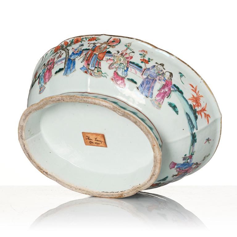 A large famille rose jardiniere, Qing dynasty, 19th Century.