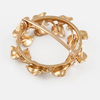 BROSCH, 14K guld med 8 odlade pärlor. Vikt 3,1 gram.