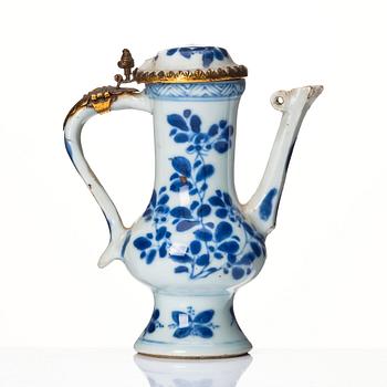 Miniatyrkanna med lock, silvermonterat porslin. Qing dynastin, Kangxi (1662-1722).