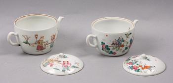 TEKANNOR, 2 st, porslin. Kina. 1900-tal.