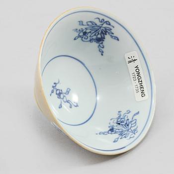 A blue and white and "café au lait" cup, Qing dynasty, Yongzheng (1723-36).