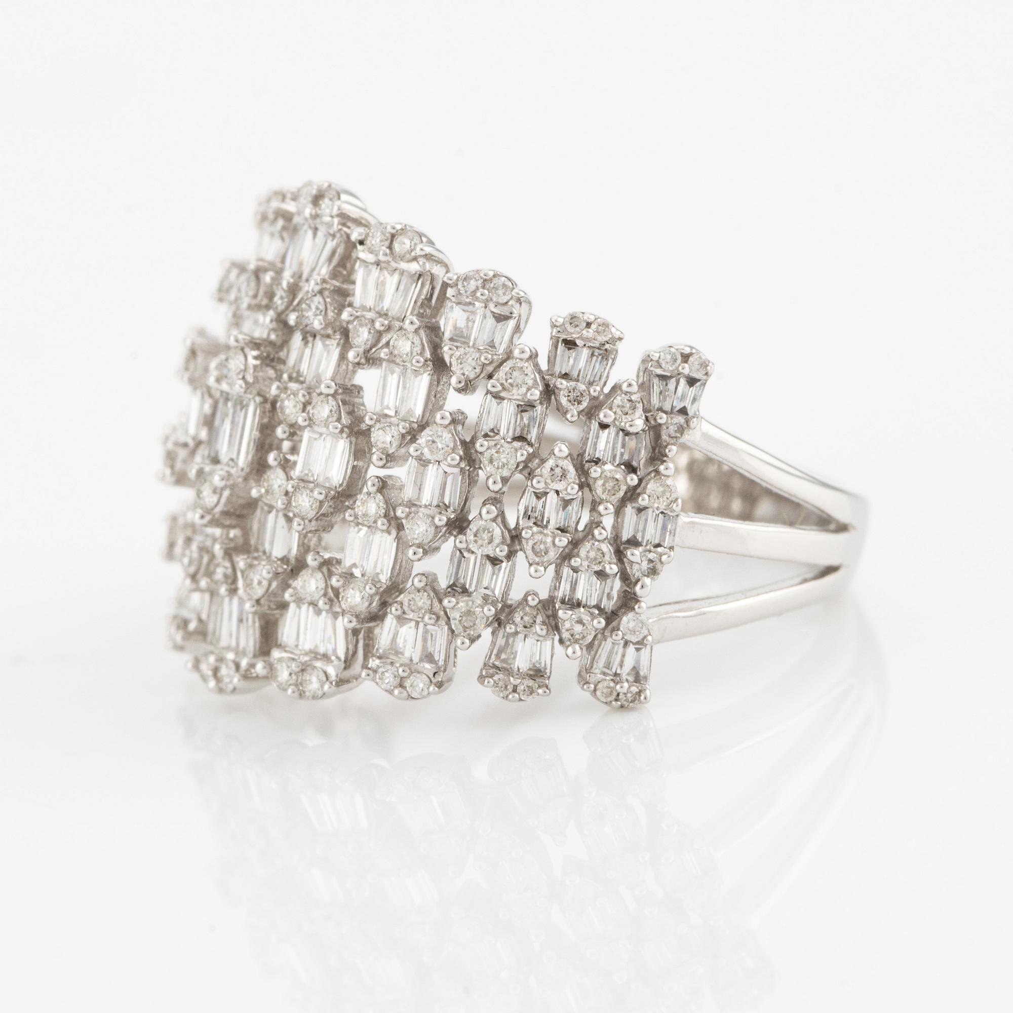 Ring, med baguette och briljantslipade diamanter.
