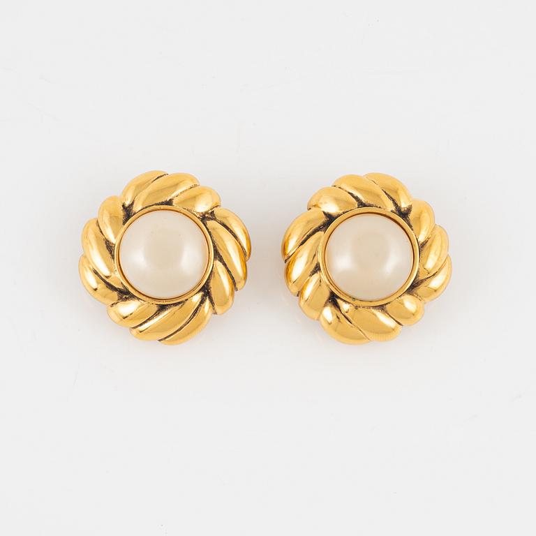 Chanel, earrings, 1990-92.