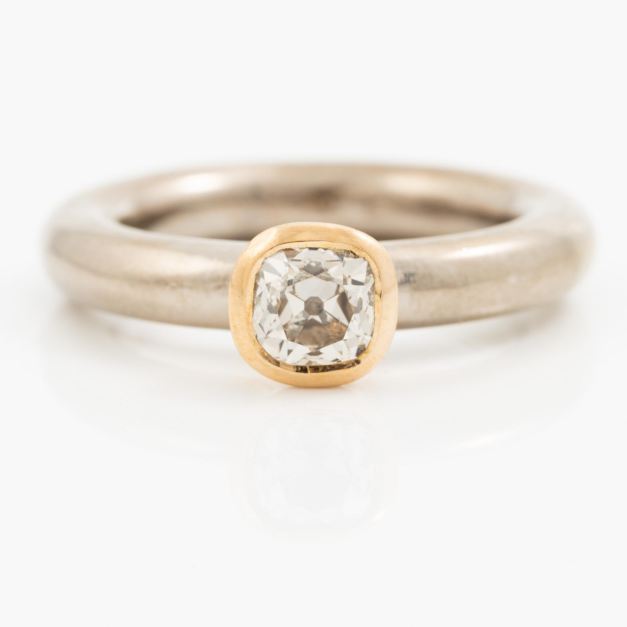 Ring in 18K gold and white gold with a cushion-shaped old-cut diamond.