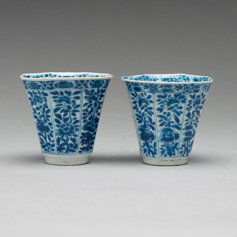 A pair of blue and white cups with stands, Qing dynasty, Kangxi (1662-1722).