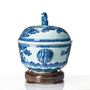 A Chinese tureen with cover, Qing dynasty, Qianlong (1736-95).