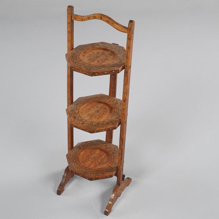CAKESTAND, 1900-talets första hälft.