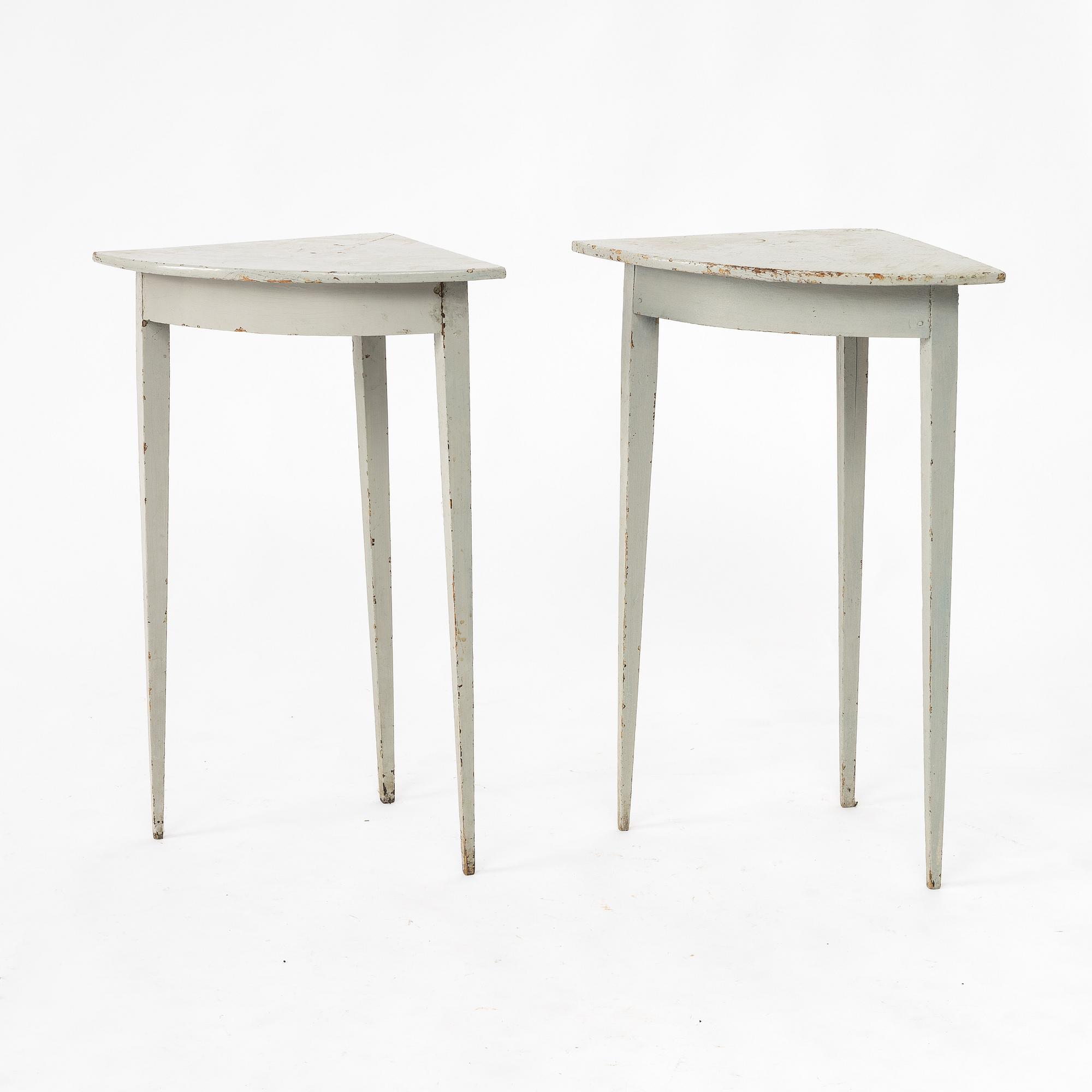 A pair of Gustavian corner tables, early 18th century.