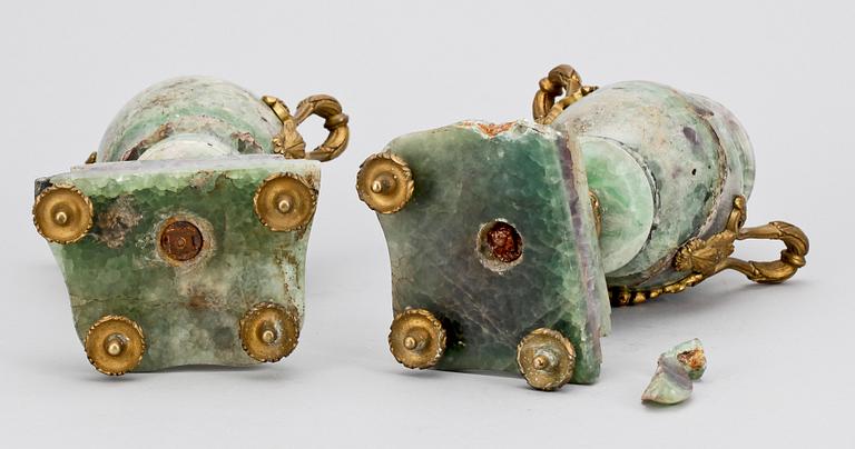 PRYDNADSURNOR med LOCK, sten och mässing. Louis XVI-stil sent 1800-tal.