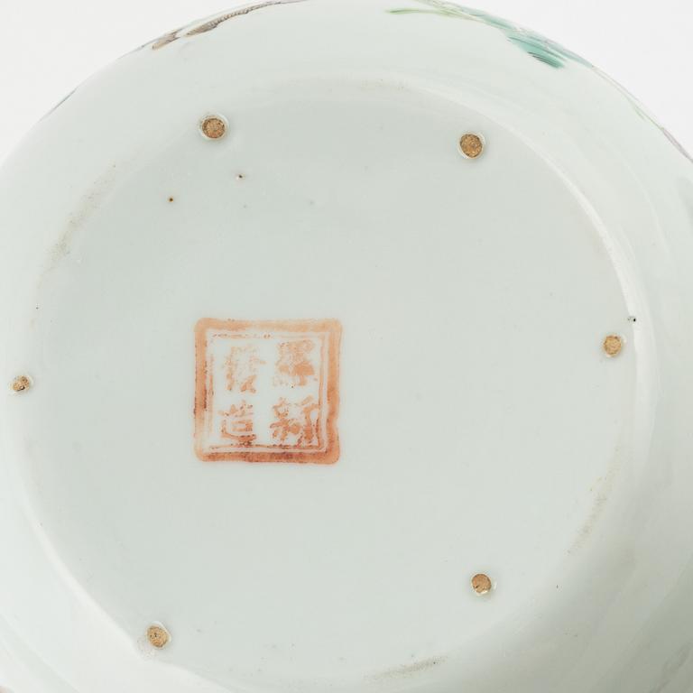 A set of four famille rose boxes with covers and a bowl, late Qing dynasty.