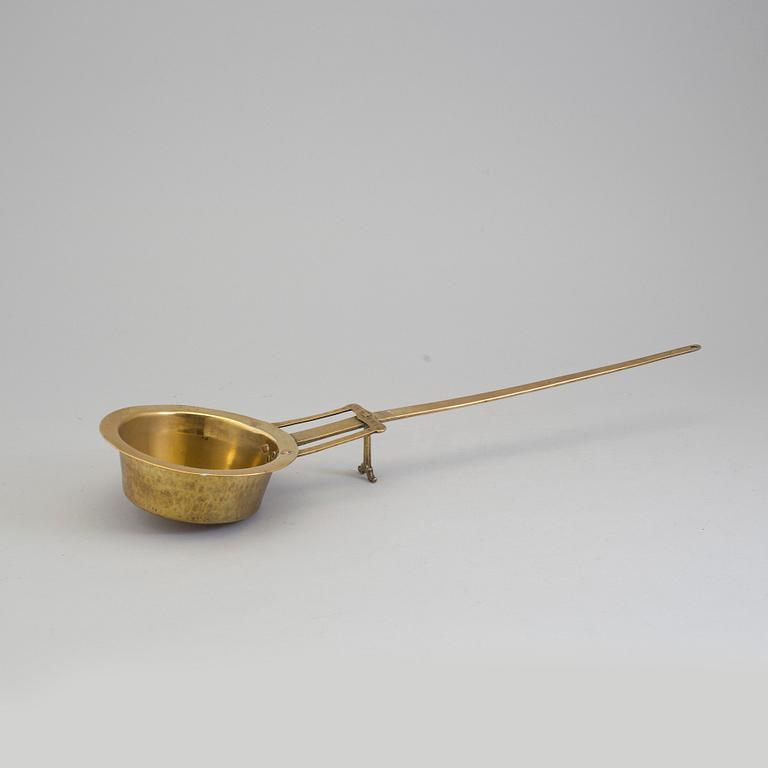 AN 18TH CENTURY BRASS SAUCE PAN.