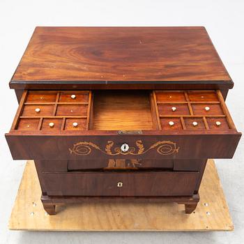 Byrå, Empire, Danmark, tidigt 1800-tal.