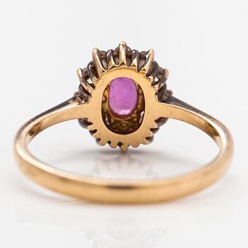 An 18K gold ring with diamonds ca. 0.24 ct in total and a ruby.