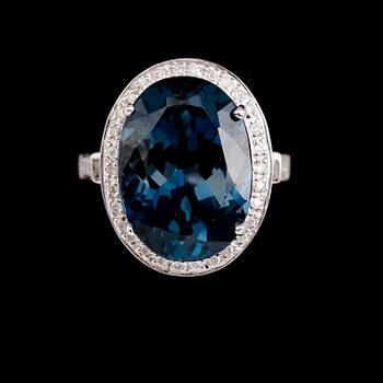 RING, 14 k vitguld, blå topas ca 19.00 ct, diamanter tot ca 0.35 ct.