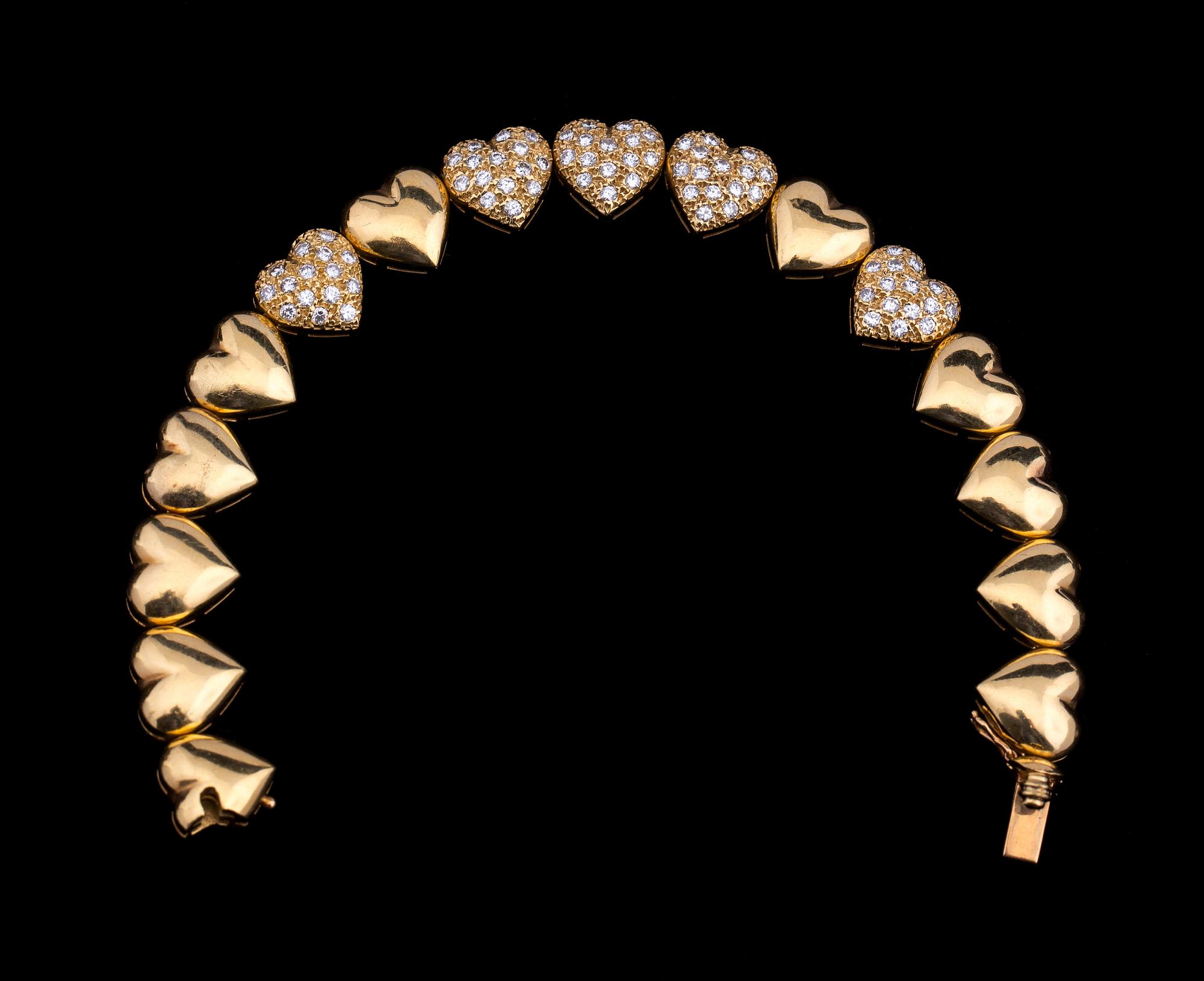 GARNITYR, 3 delar, 18 k guld med briljantslipade diamanter, totalt ca 6.00 ct. Totalvikt ca 100 g.