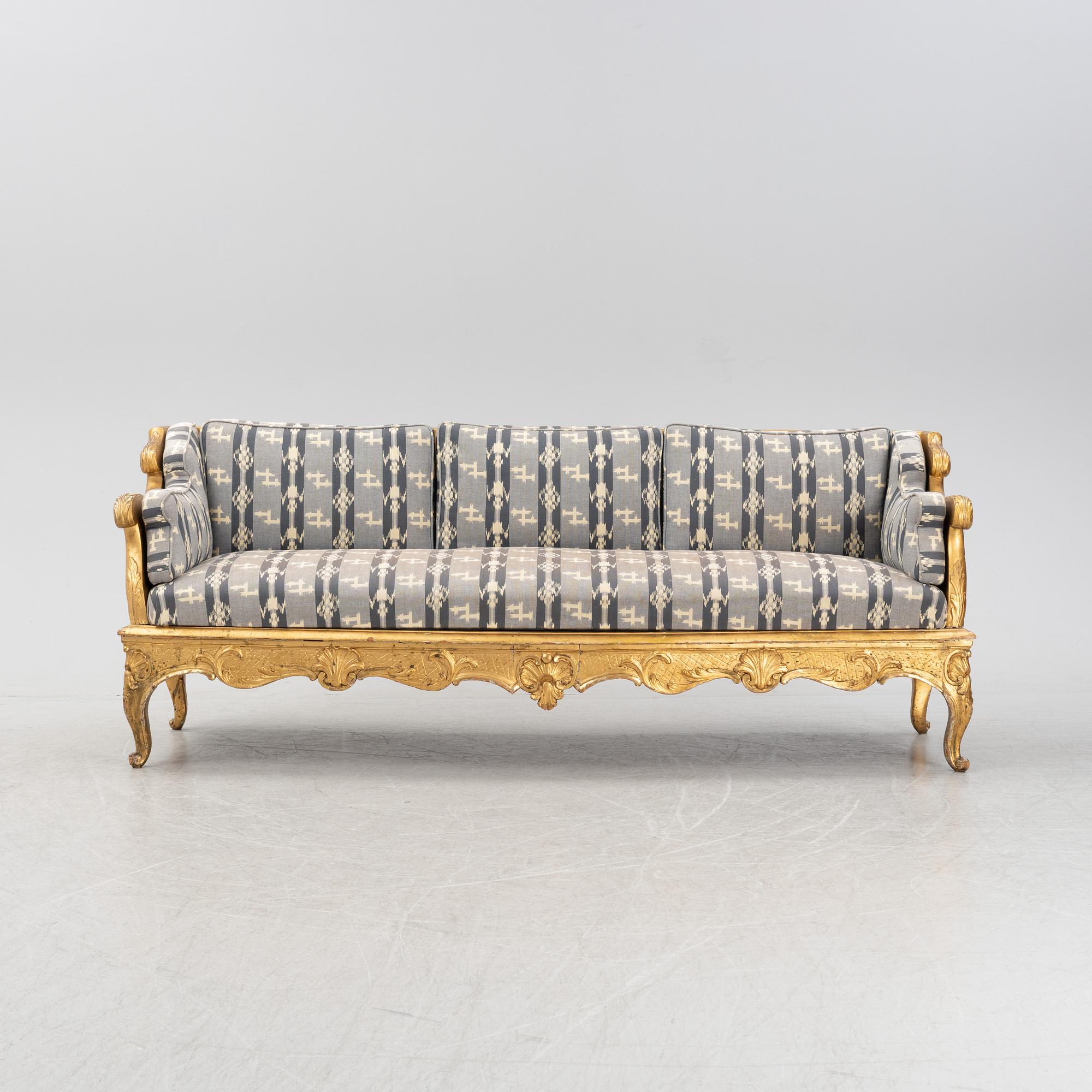 Trågsoffa, rokokostil, 1800-tal, delvis med äldre delar.