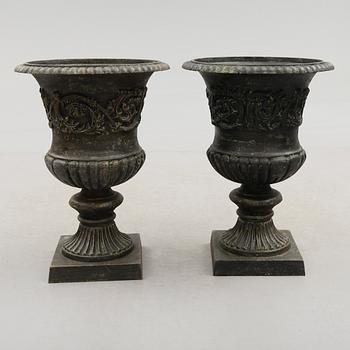 TRÄDGÅRDSURNOR, 1 par, gjutjärn, 1900-/2000-tal.