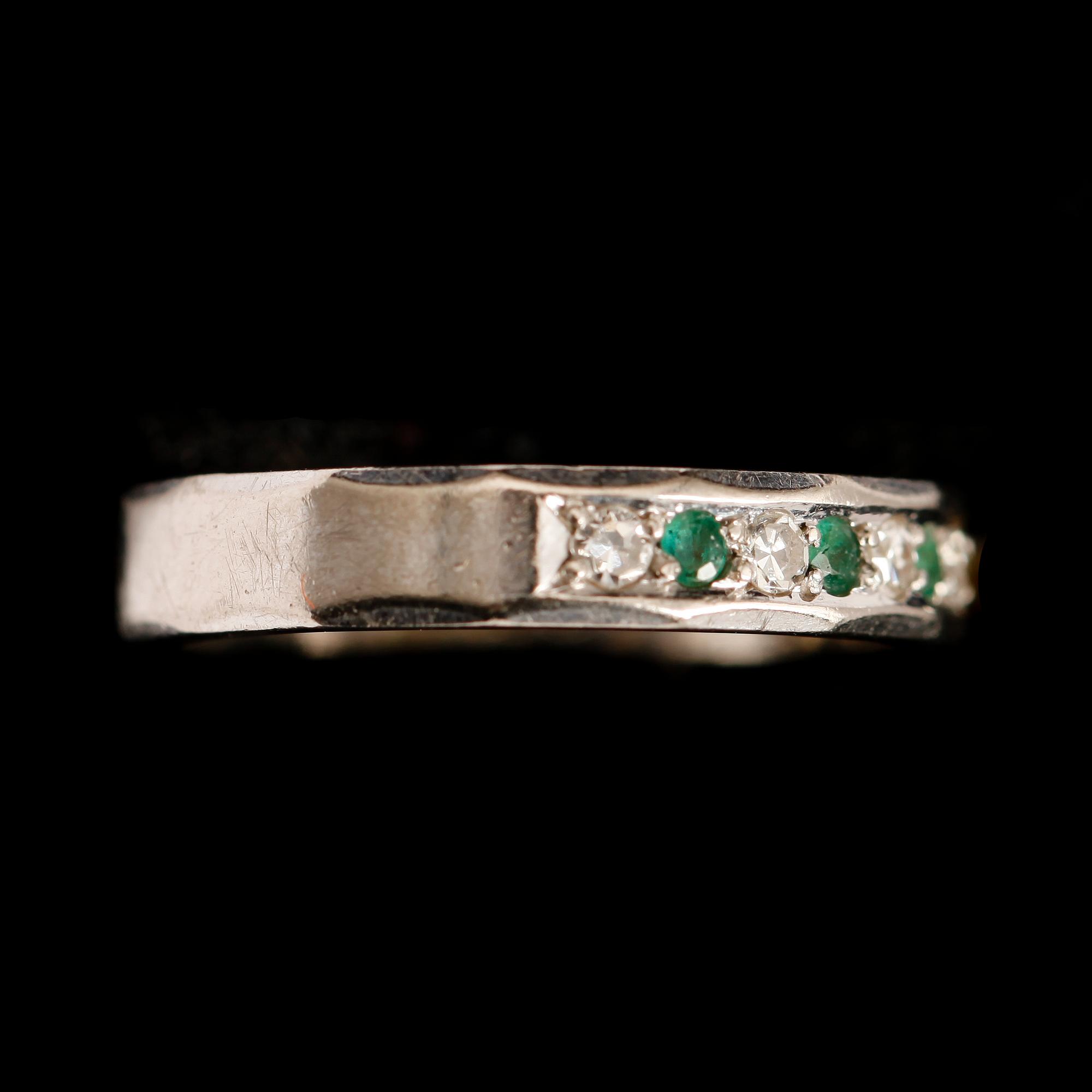 RING, 18 k vitguld, 5 briljantslipade diamanter 0.12 ct enl gravyr samt 4 smaragder.