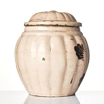 Kruka med lock, lergods, keramik. Chizhoutyp, sen Mingdynasti (1368-1644).