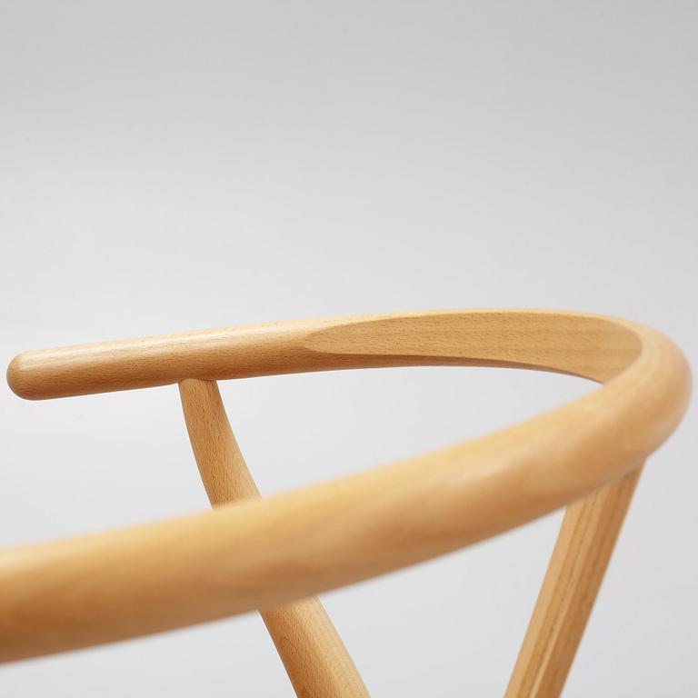 Hans J. Wegner, stolar, ett par, modell CH-24/ "Y-stolen", med dynor, Carl Hansen & Søn, Danmark, 2000-tal.