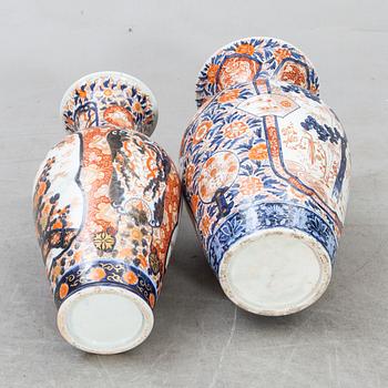 Golvurnor 2 st Japan omkring 1900 porslin.