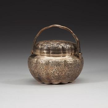 HANDVÄRMARE, försilvrad koppar. Qing dynastin (1644-1912).