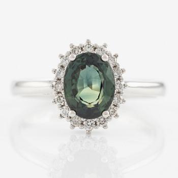 Ring in 18K gold with green faceted sapphire and round brilliant-cut diamonds.