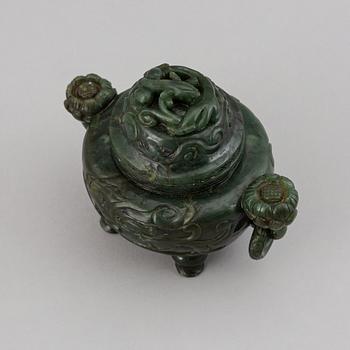 A Chinese bowenite/serpentine censer with cover, first half of 20th Century.