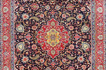A KAshan carpet, a. 312 x 206 cm.