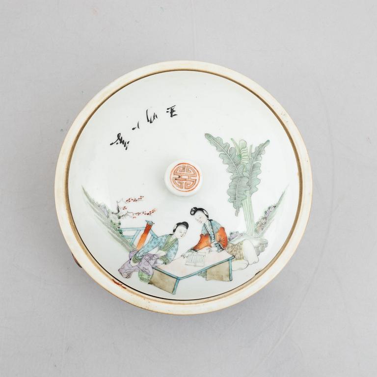 Karott med lock, porslin, Kina, sen Qing dynasti, 1800/1900-tal.