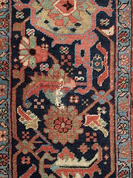 SEMIANTIK HERIS. 355 x 293,5 cm.