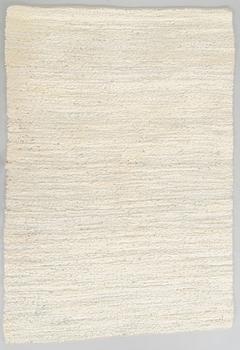 A sheepskin rug. Ca. 140 x 200 cm.