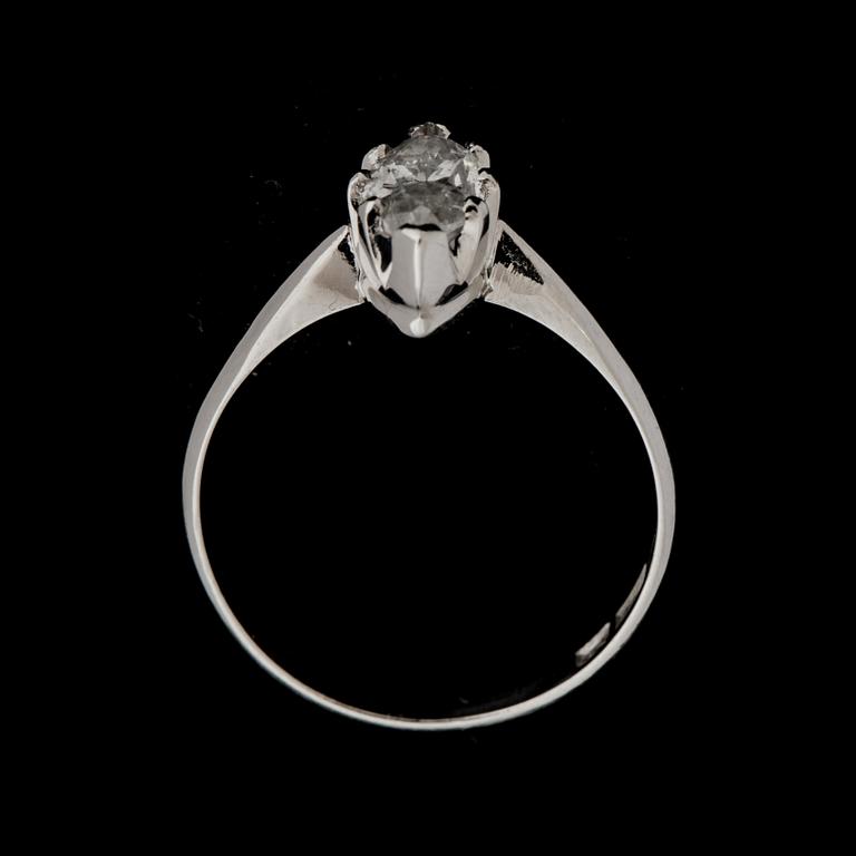 RING, 18 k vitguld med navettslipad diamant ca 0,90 ct. Vikt ca 3 g.