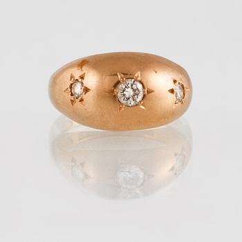 RING, 23K guld med 3 briljantslipade diamanter, otydligt svenska stämplar. Vikt 4,7 gram.