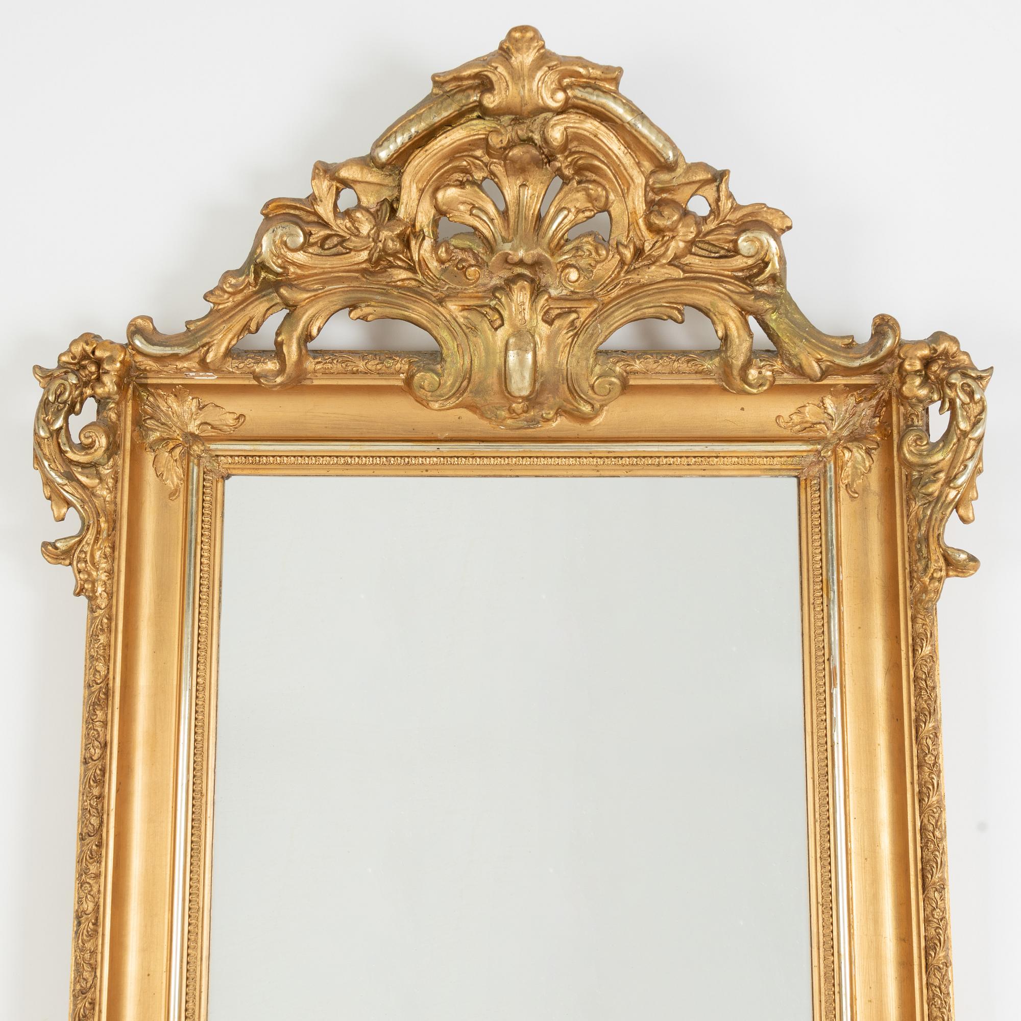 A rococo-style mirror and console table, around 1900.