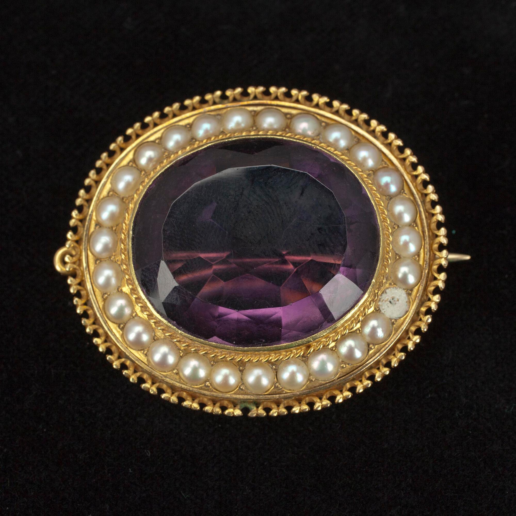 SMYCESUPPSÄTTNING, 3 delar. Låghaltigt guld, ametistfärgade stenar. Troligen Ryssland sent 1800-tal.