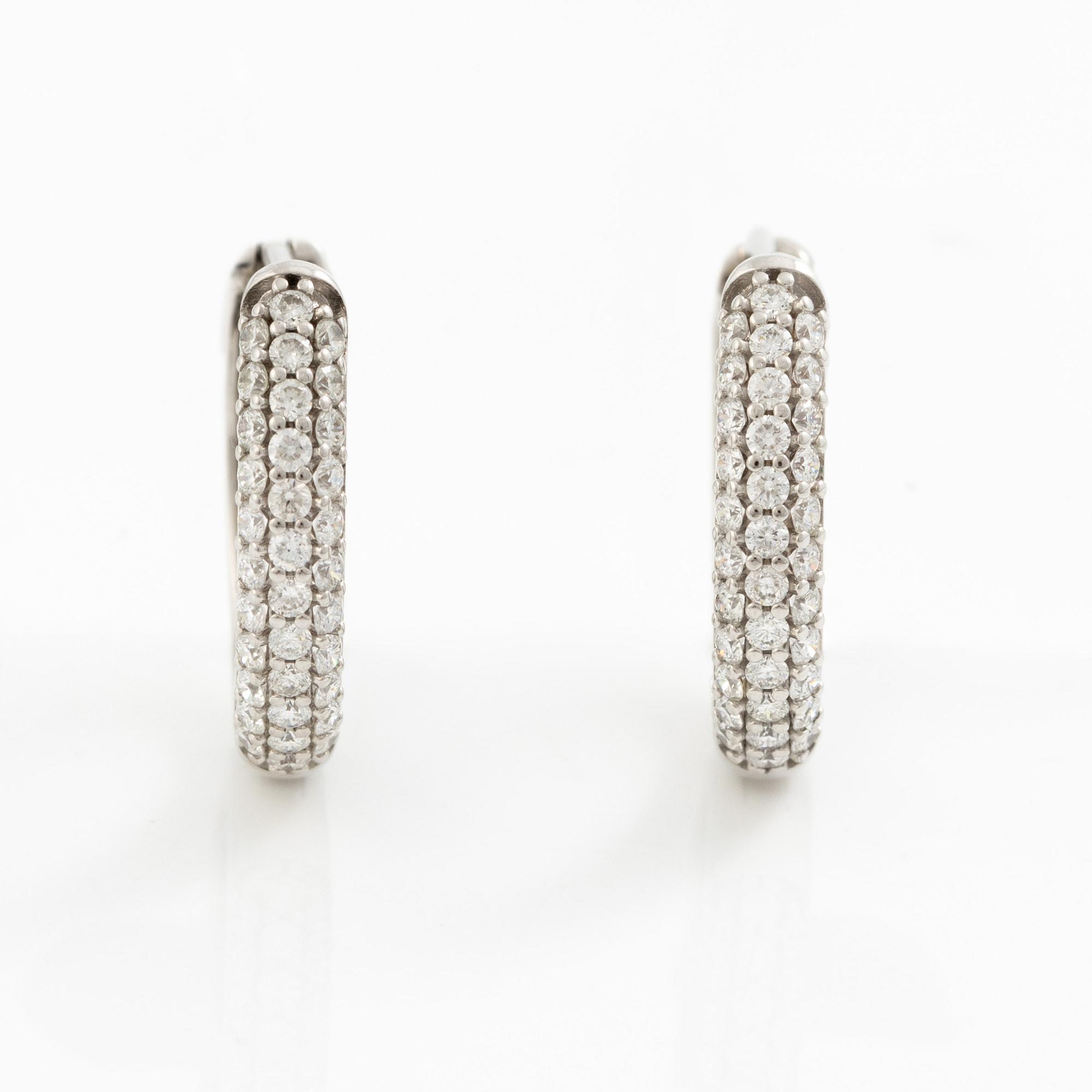 Earrings hoops 18K gold with brilliant-cut diamonds.