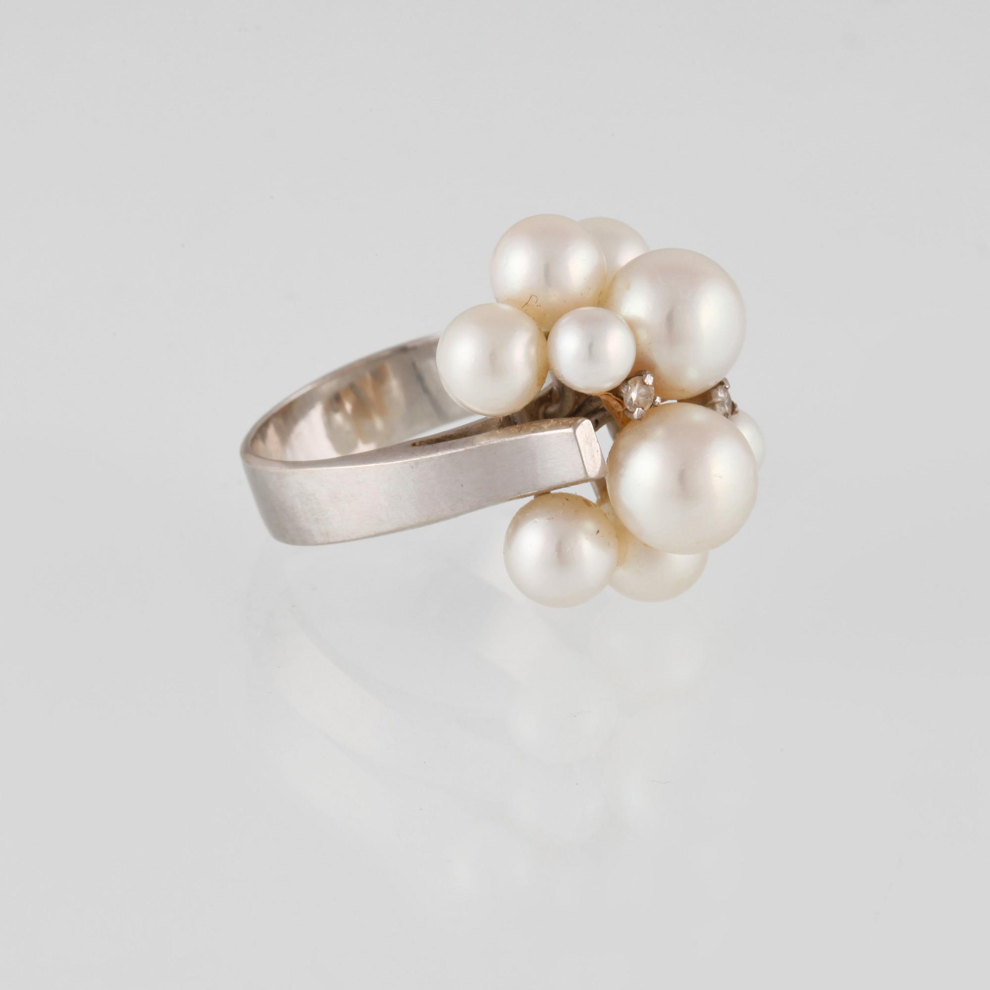 RING, 14K vitguld med odlade pärlor samt två briljantslipade diamanter. Vikt 7,2 gram.