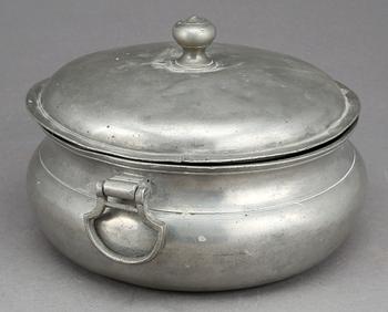 GRÖTSKÅL MED LOCK, tenn. Pehr Johan Mattsson, Mariestad, otydlig årsstämpel, troligen 1823.