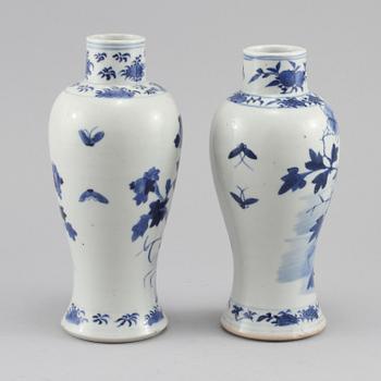 VASER, 2 st, porslin, Kina, 1900-tal.