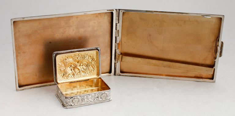 CIGARETTETUI SAMT DOSA, silver. Tot vikt ca 191 g.