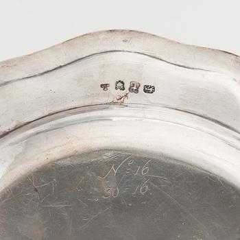 Two English 18th century silver plate/dish, mark of Edward Wakelin, London 1754.