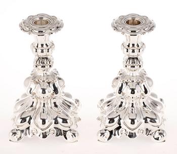 LJUSSTAKAR, ett par, silver, rokokostil, 1900-tal. Importstmpl.